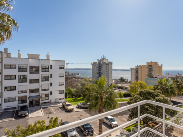 T3 Em Zona Premium De Paço De Arcos, Com Vista Mar, Remodelado, Com Garagem, Arrecadação E Açoteia Privativa