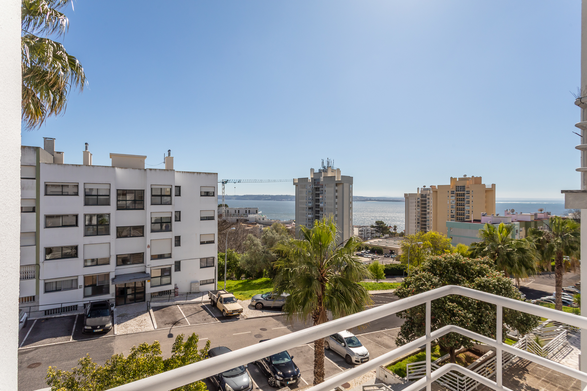 T3 Em Zona Premium De Paço De Arcos, Com Vista Mar, Remodelado, Com Garagem, Arrecadação E Açoteia Privativa