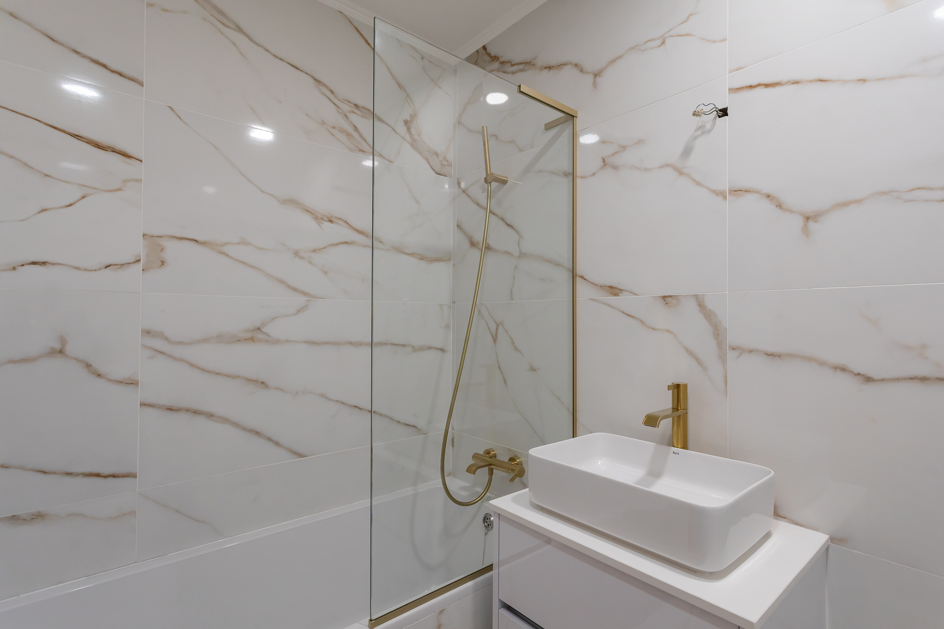 T3 Em Zona Premium De Paço De Arcos, Com Vista Mar, Remodelado, Com Garagem, Arrecadação E Açoteia Privativa