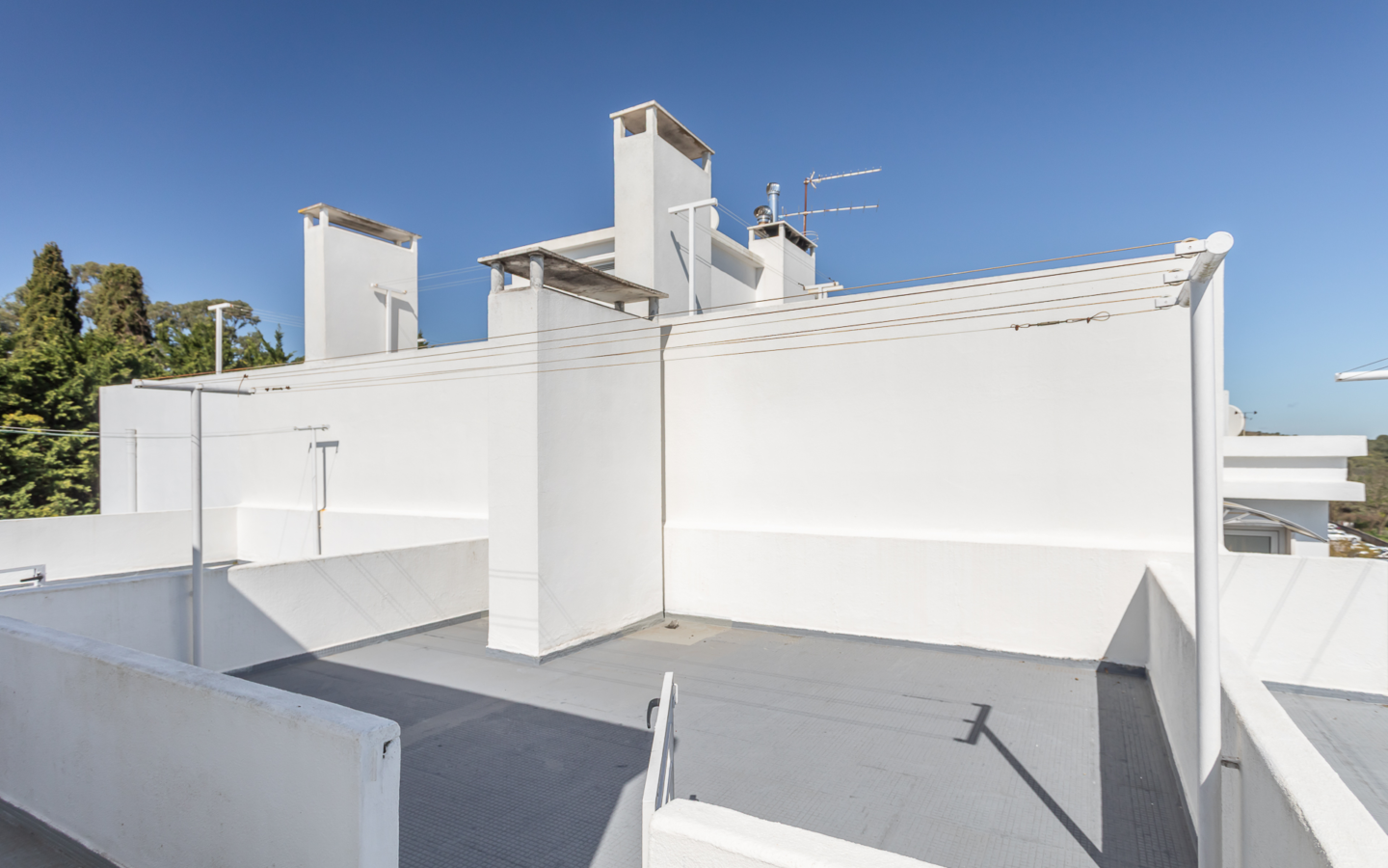 T3 Em Zona Premium De Paço De Arcos, Com Vista Mar, Remodelado, Com Garagem, Arrecadação E Açoteia Privativa
