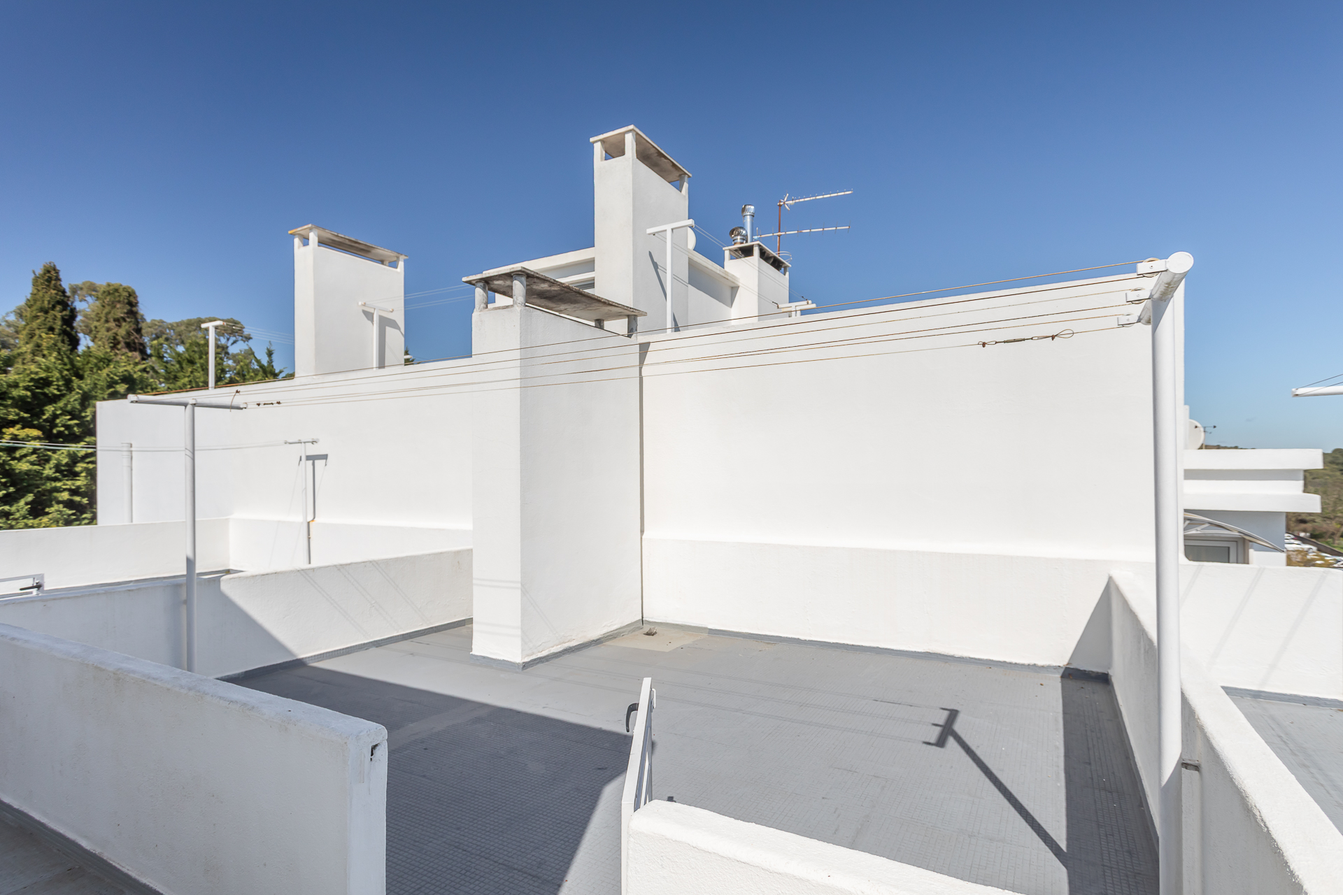 T3 Em Zona Premium De Paço De Arcos, Com Vista Mar, Remodelado, Com Garagem, Arrecadação E Açoteia Privativa