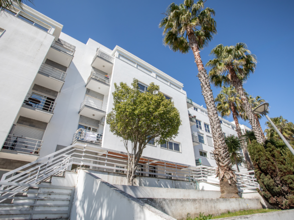T3 Em Zona Premium De Paço De Arcos, Com Vista Mar, Remodelado, Com Garagem, Arrecadação E Açoteia Privativa
