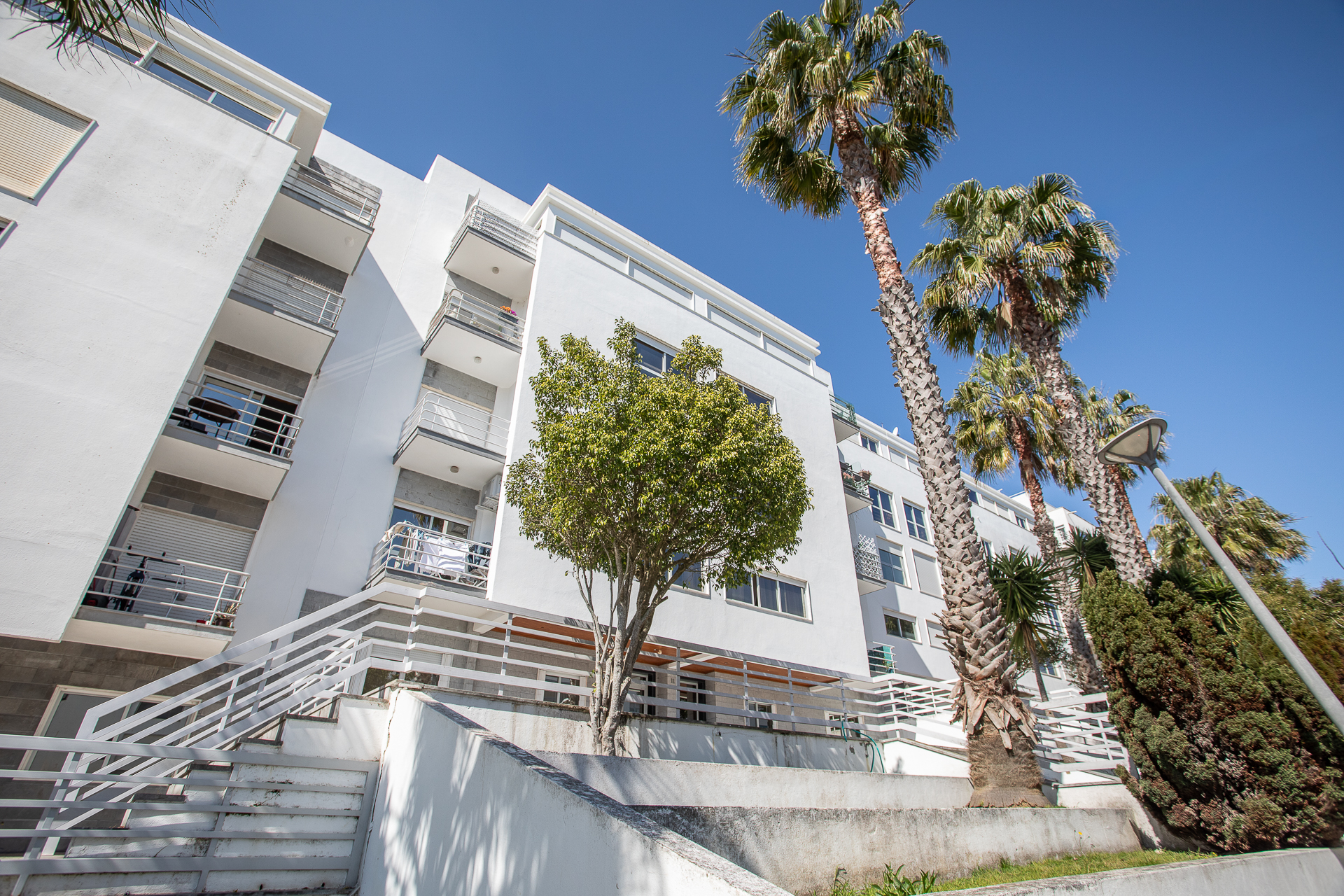 T3 Em Zona Premium De Paço De Arcos, Com Vista Mar, Remodelado, Com Garagem, Arrecadação E Açoteia Privativa