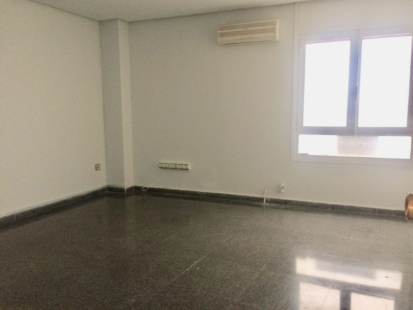 1-bedroom Office In Elche, Spain (40 M²)