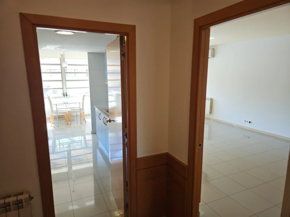 3-bedroom Flat In Girona, Spain (98 M²)