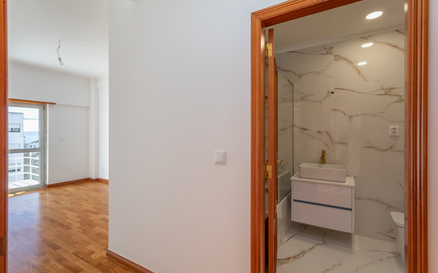 T3 Em Zona Premium De Paço De Arcos, Com Vista Mar, Remodelado, Com Garagem, Arrecadação E Açoteia Privativa