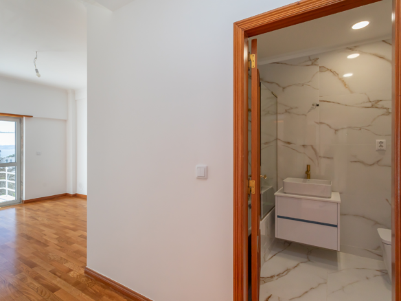 T3 Em Zona Premium De Paço De Arcos, Com Vista Mar, Remodelado, Com Garagem, Arrecadação E Açoteia Privativa