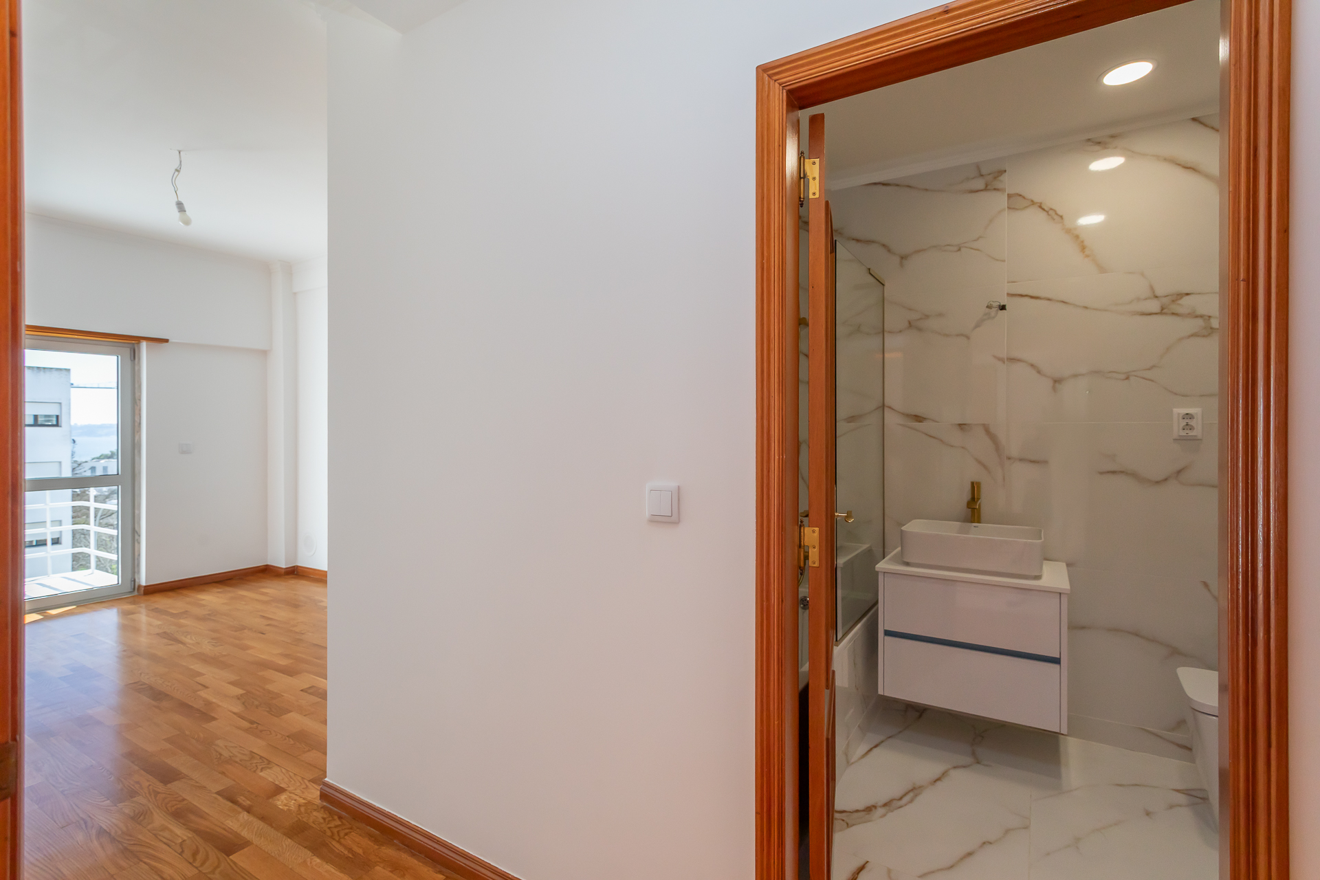 T3 Em Zona Premium De Paço De Arcos, Com Vista Mar, Remodelado, Com Garagem, Arrecadação E Açoteia Privativa