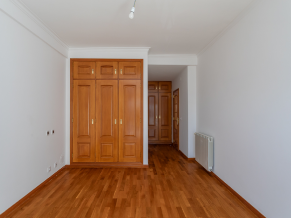 T3 Em Zona Premium De Paço De Arcos, Com Vista Mar, Remodelado, Com Garagem, Arrecadação E Açoteia Privativa