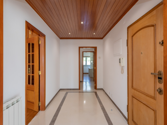 T3 Em Zona Premium De Paço De Arcos, Com Vista Mar, Remodelado, Com Garagem, Arrecadação E Açoteia Privativa