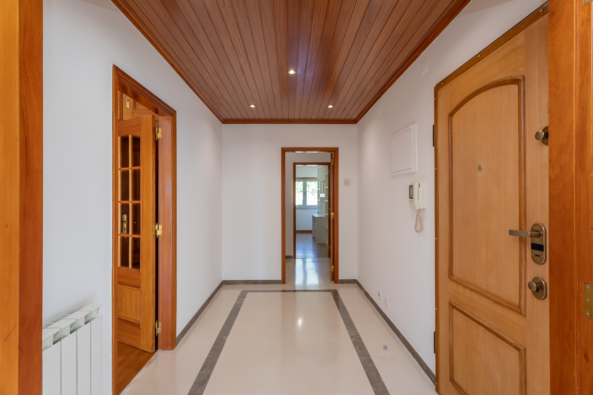 T3 Em Zona Premium De Paço De Arcos, Com Vista Mar, Remodelado, Com Garagem, Arrecadação E Açoteia Privativa
