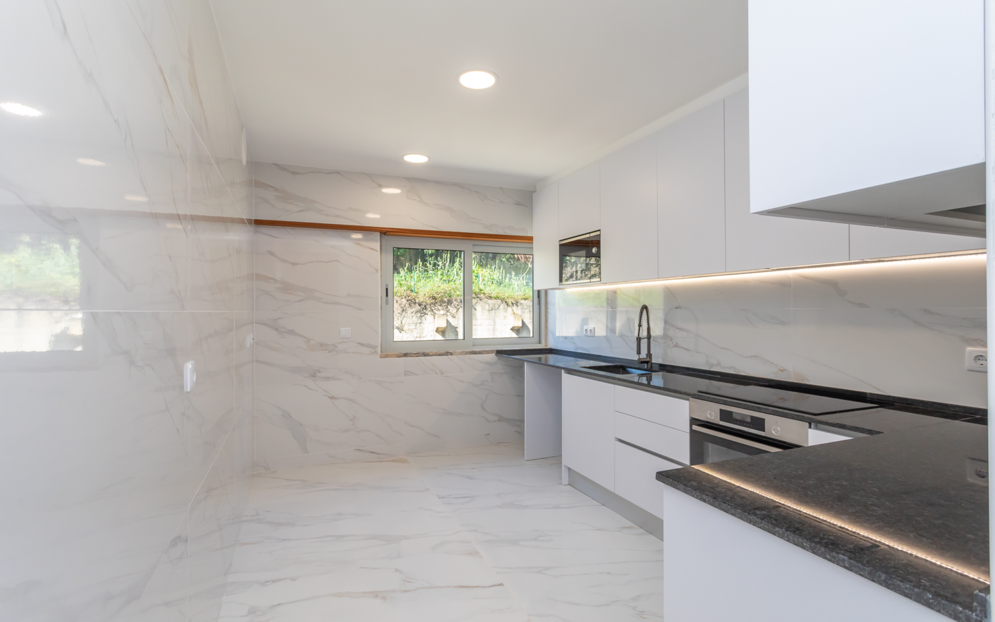 T3 Em Zona Premium De Paço De Arcos, Com Vista Mar, Remodelado, Com Garagem, Arrecadação E Açoteia Privativa