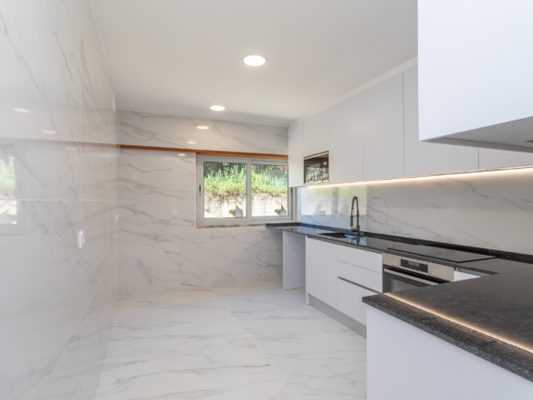 T3 Em Zona Premium De Paço De Arcos, Com Vista Mar, Remodelado, Com Garagem, Arrecadação E Açoteia Privativa