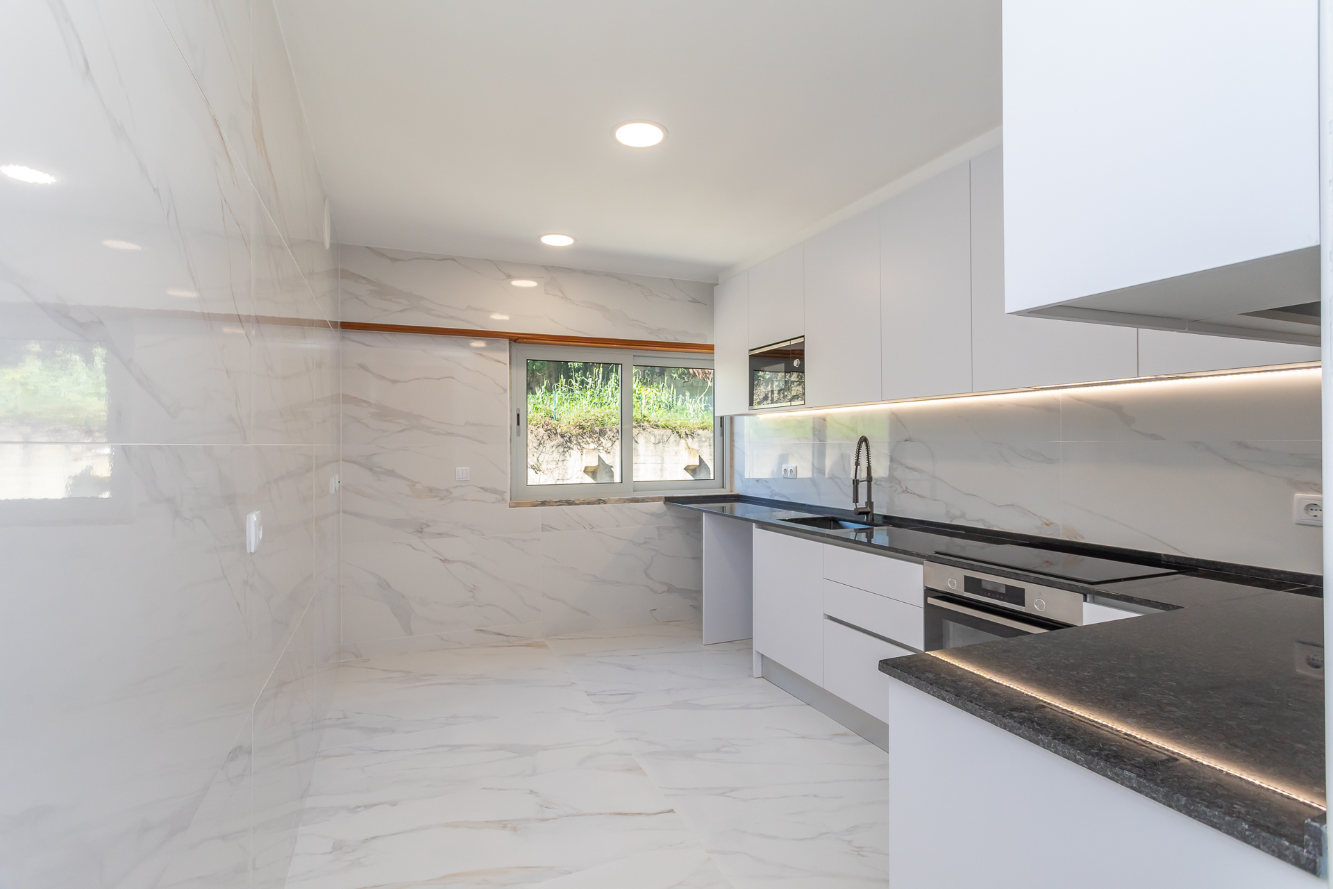 T3 Em Zona Premium De Paço De Arcos, Com Vista Mar, Remodelado, Com Garagem, Arrecadação E Açoteia Privativa