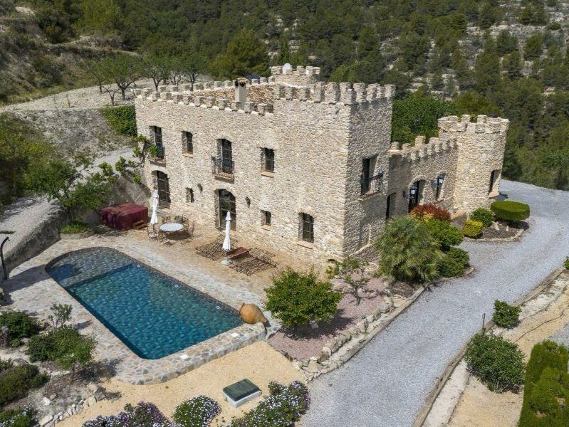 5-bedroom Villa In Relleu, Spain (473 M²)