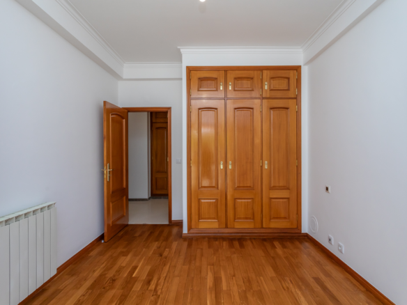 T3 Em Zona Premium De Paço De Arcos, Com Vista Mar, Remodelado, Com Garagem, Arrecadação E Açoteia Privativa