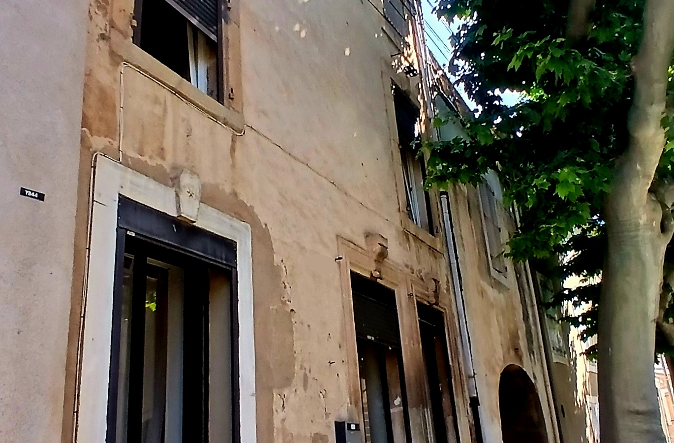 5-bedroom House In Cruzy, France (210 M²)