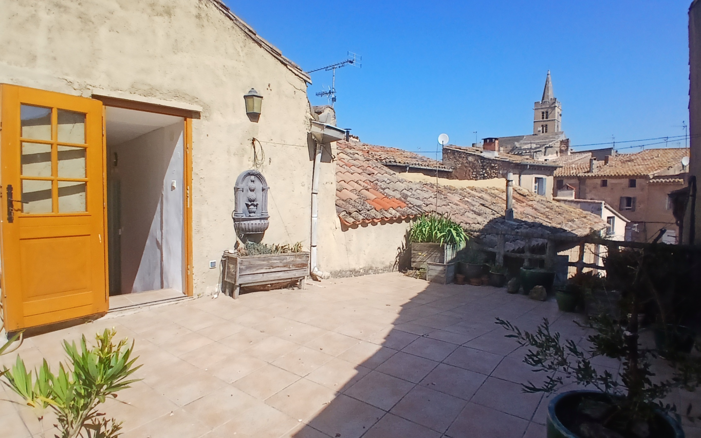 5-bedroom House In Cruzy, France (210 M²)