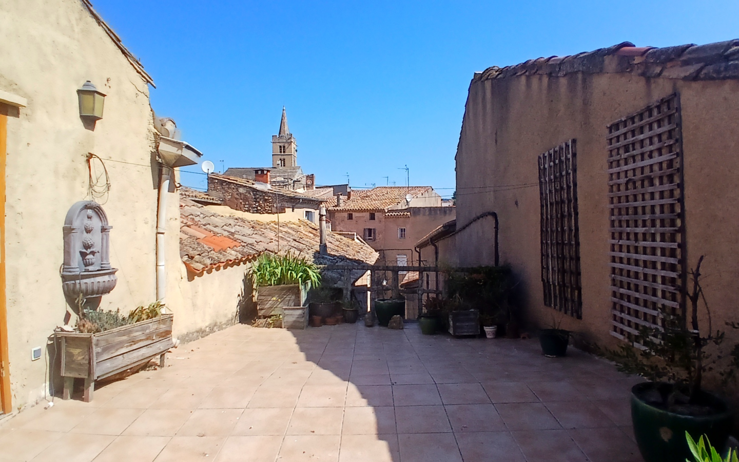 5-bedroom House In Cruzy, France (210 M²)