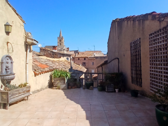 5-bedroom House In Cruzy, France (210 M²)