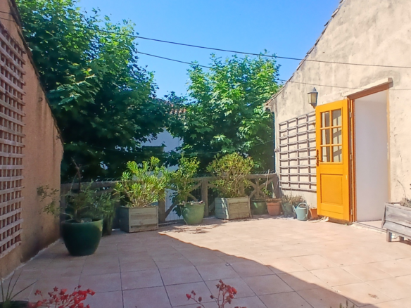 5-bedroom House In Cruzy, France (210 M²)