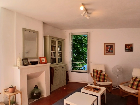 5-bedroom House In Cruzy, France (210 M²)