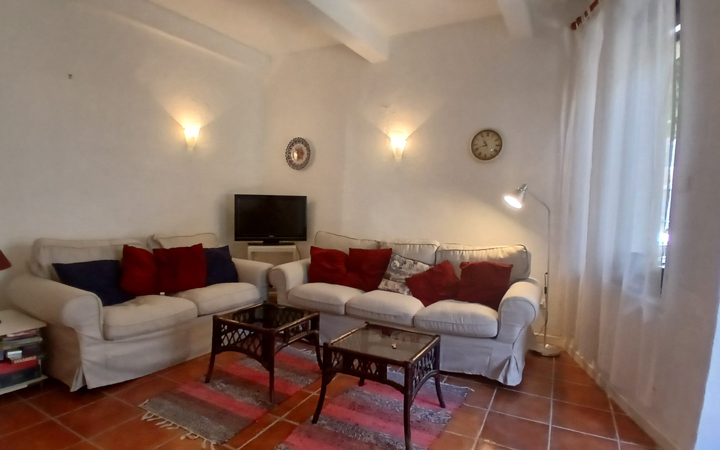 5-bedroom House In Cruzy, France (210 M²)