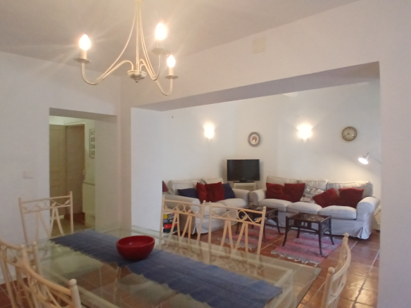5-bedroom House In Cruzy, France (210 M²)