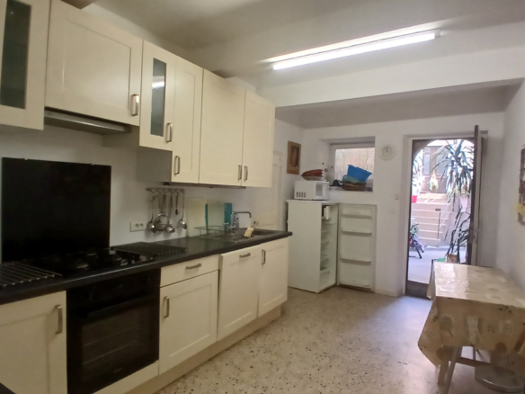 5-bedroom House In Cruzy, France (210 M²)