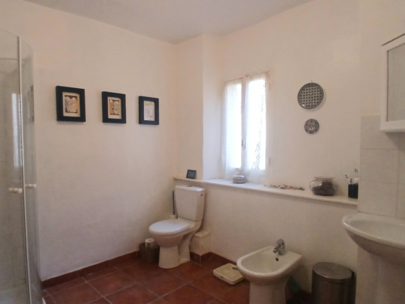 5-bedroom House In Cruzy, France (210 M²)