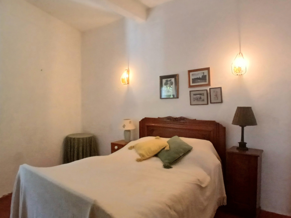 5-bedroom House In Cruzy, France (210 M²)