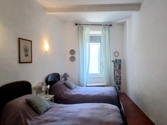5-bedroom House In Cruzy, France (210 M²)