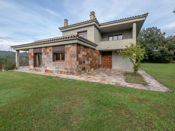 4-bedroom House In Bescanó, Spain (450 M²)