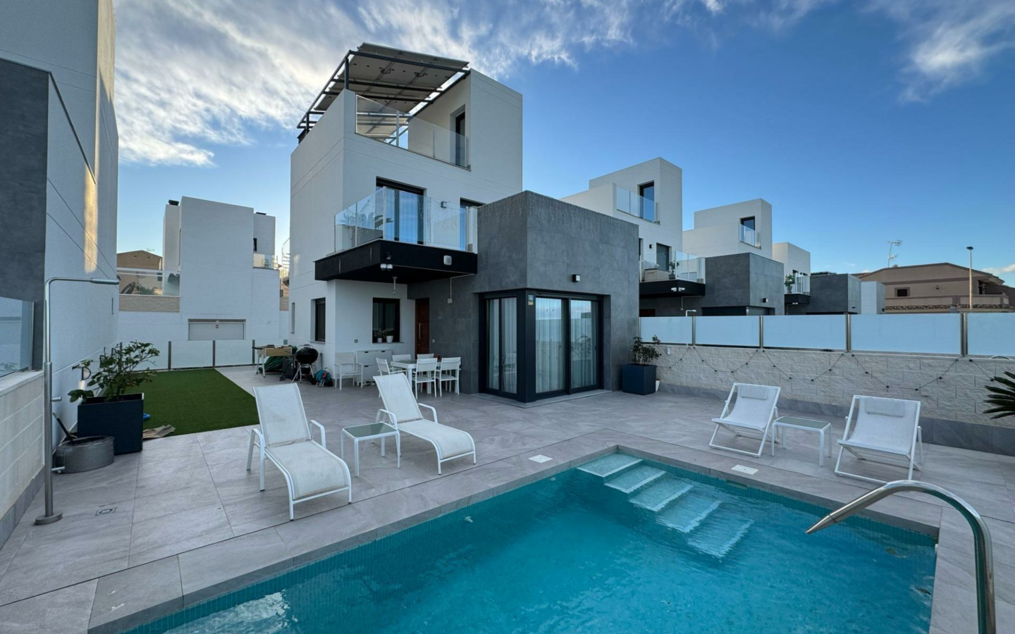 3-bedroom Villa In Torrevieja, Spain (197 M²)