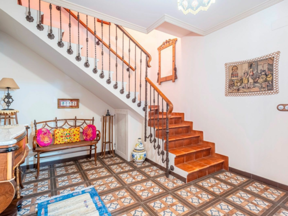 5-bedroom House In Pinoso, Spain (289 M²)