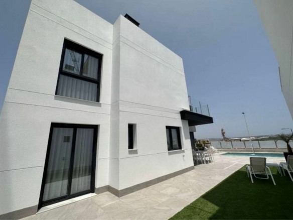 3-bedroom Villa In Torrevieja, Spain (197 M²)