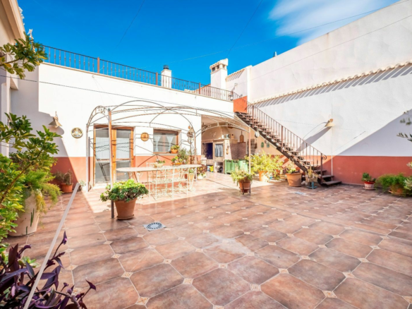 5-bedroom House In Pinoso, Spain (289 M²)