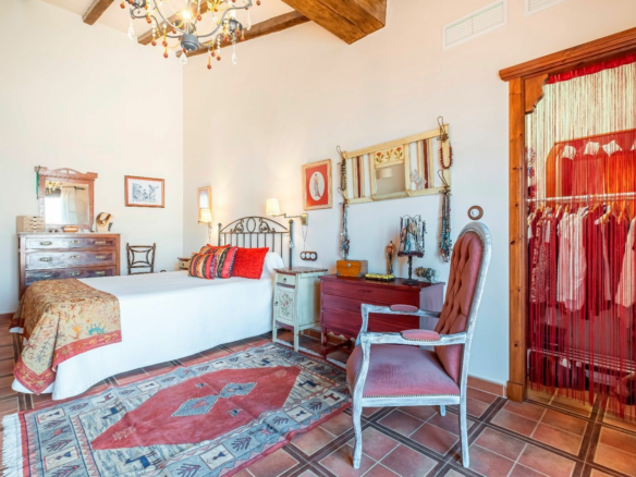 5-bedroom House In Pinoso, Spain (289 M²)