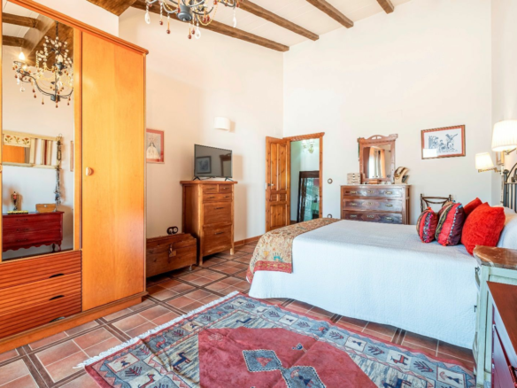 5-bedroom House In Pinoso, Spain (289 M²)