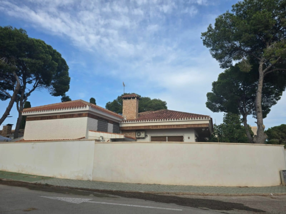 7-bedroom Villa In Orihuela Costa, Spain (230 M²)
