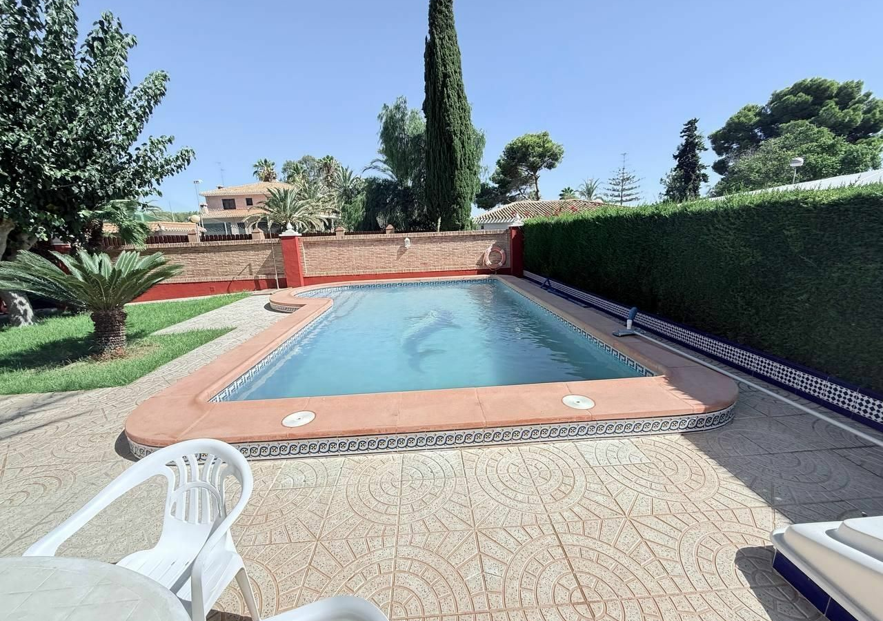 5-bedroom Villa In Pilar De La Horadada, Spain (280 M²)