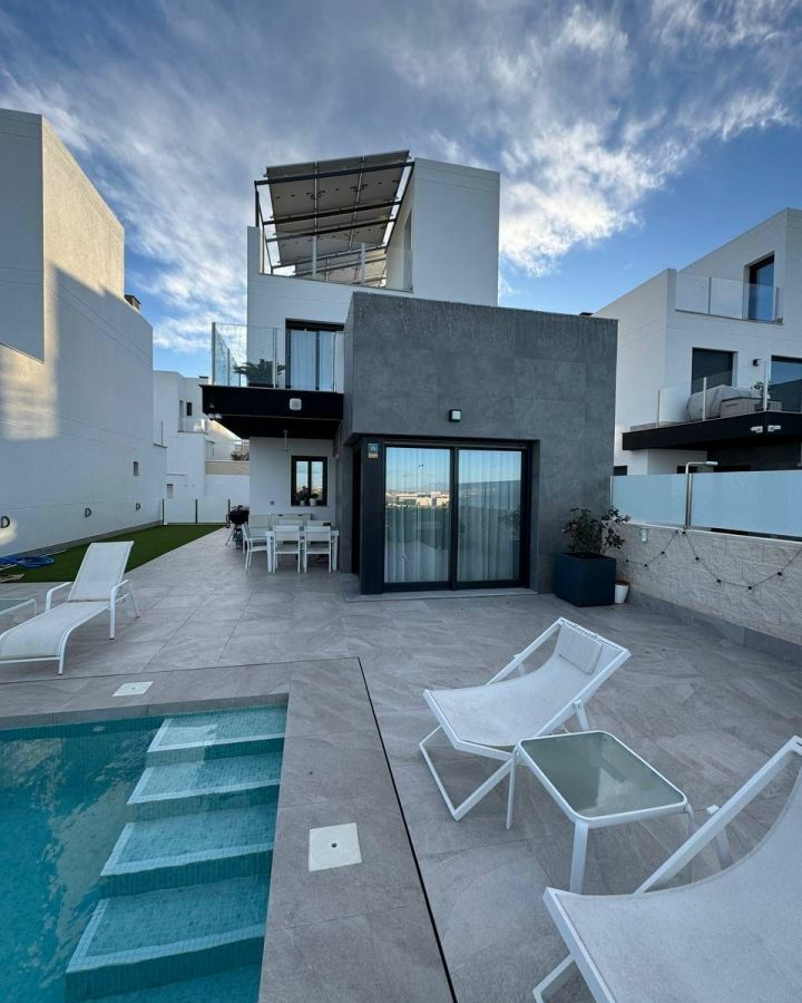 3-bedroom Villa In Torrevieja, Spain (197 M²)