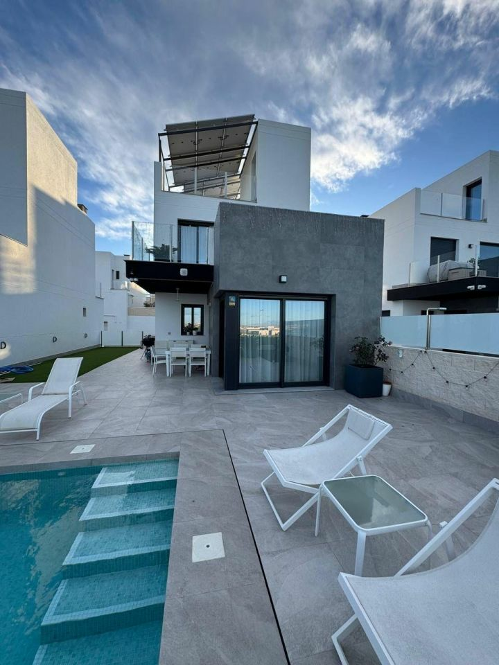 3-bedroom Villa In Torrevieja, Spain (197 M²)