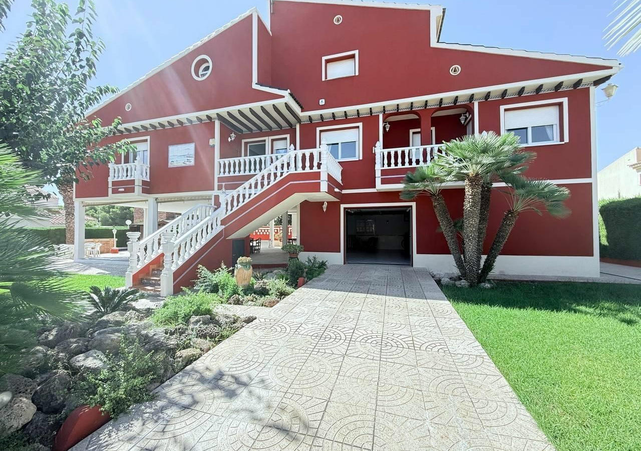 5-bedroom Villa In Pilar De La Horadada, Spain (280 M²)