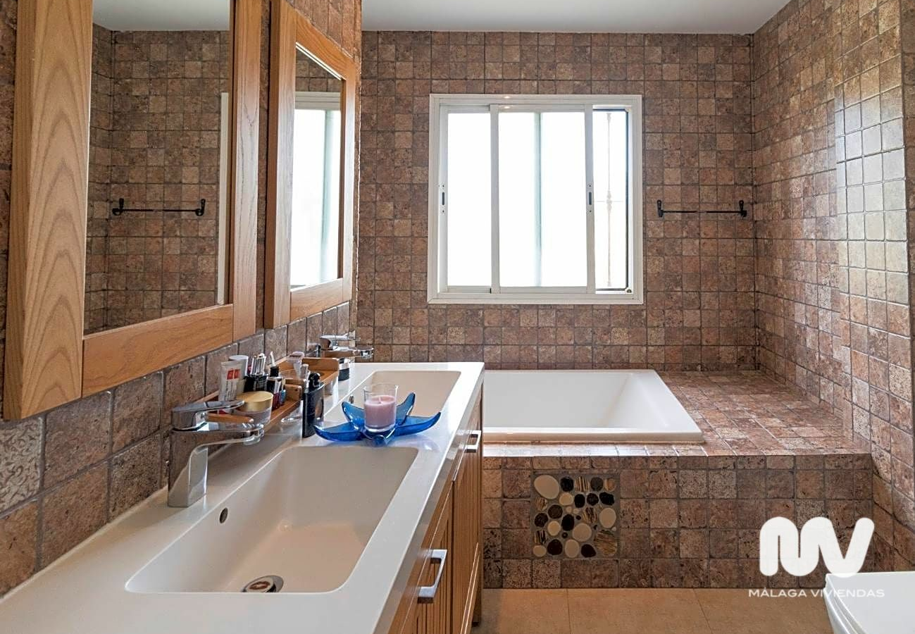 5-bedroom Villa In Estepona, Spain (330 M²)