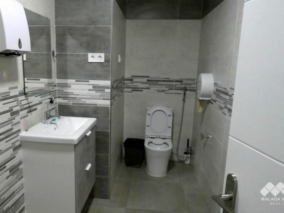 5-bedroom Industrial In Alhaurín De La Torre, Spain (140 M²)
