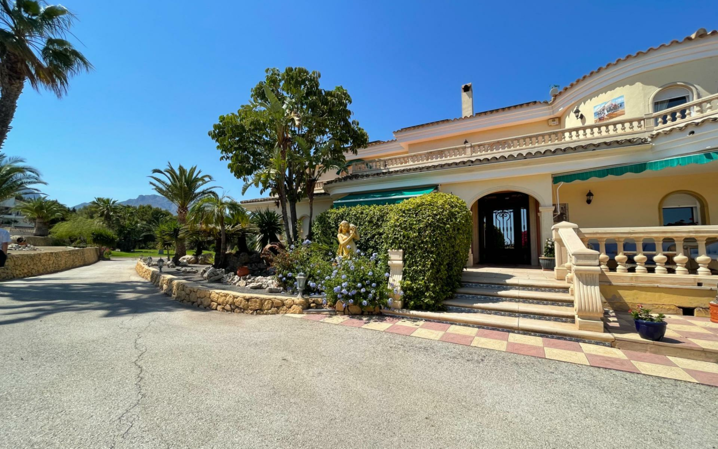7-bedroom House In L’alfas Del Pi, Spain (972 M²)