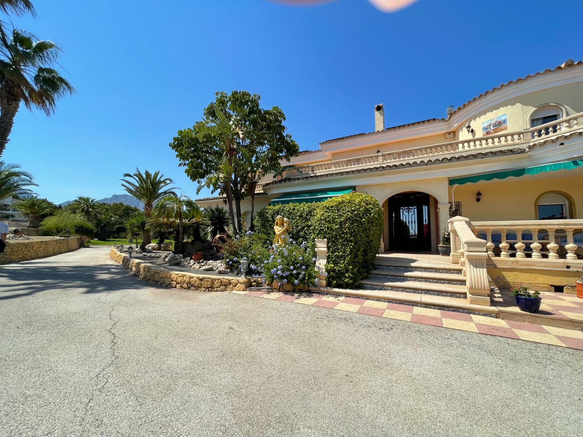 7-bedroom House In L’alfas Del Pi, Spain (972 M²)
