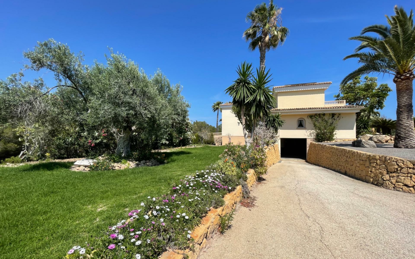 7-bedroom House In L’alfas Del Pi, Spain (972 M²)