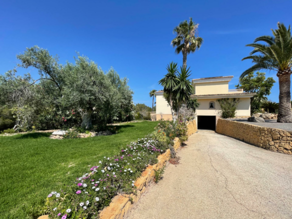 7-bedroom House In L’alfas Del Pi, Spain (972 M²)